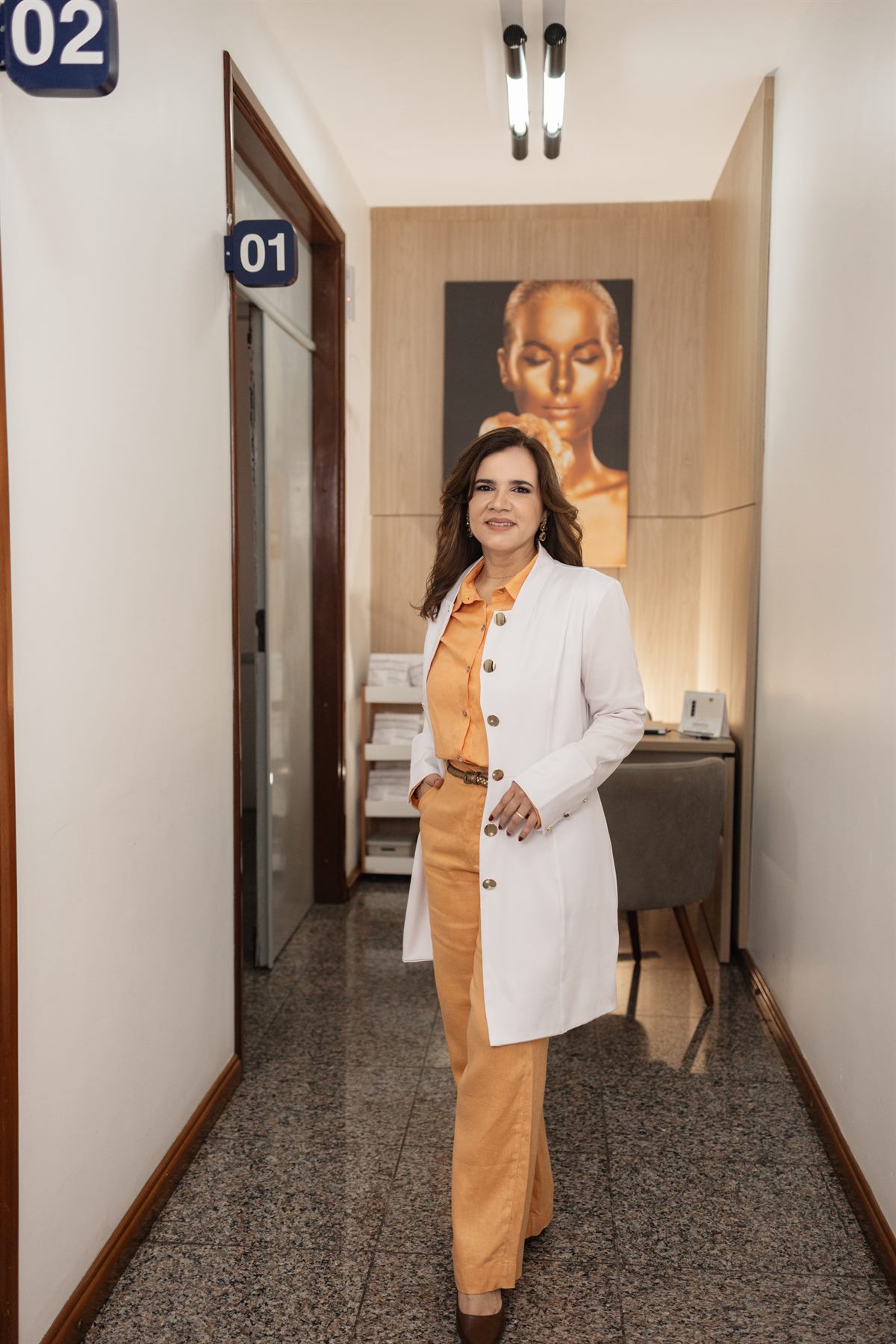 Dra. Carolina Amorim no corredor da clínica
